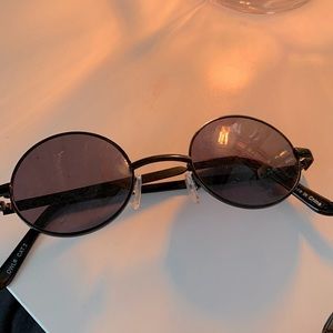 Black circle sunglasses